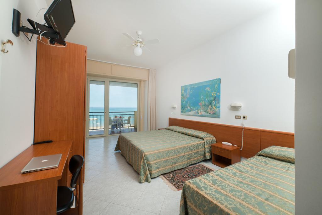 Hotel Belsoggiorno Каттоліка Екстер'єр фото